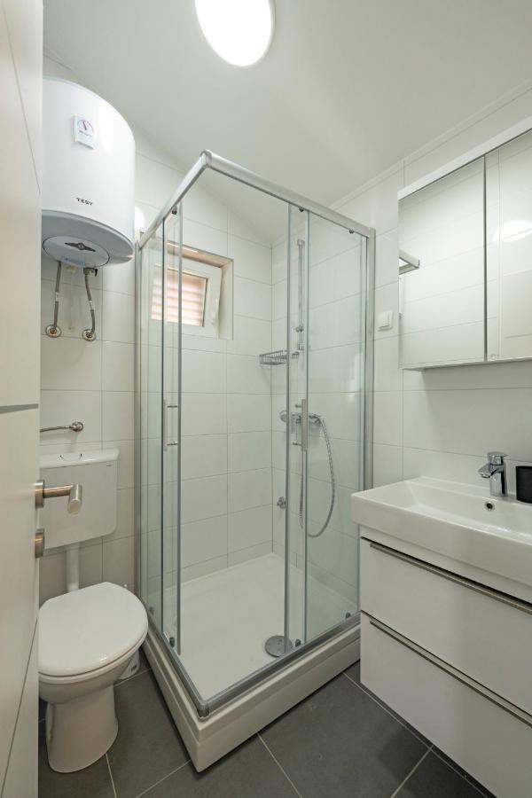 Apartmani Lovren Novalja Ngoại thất bức ảnh