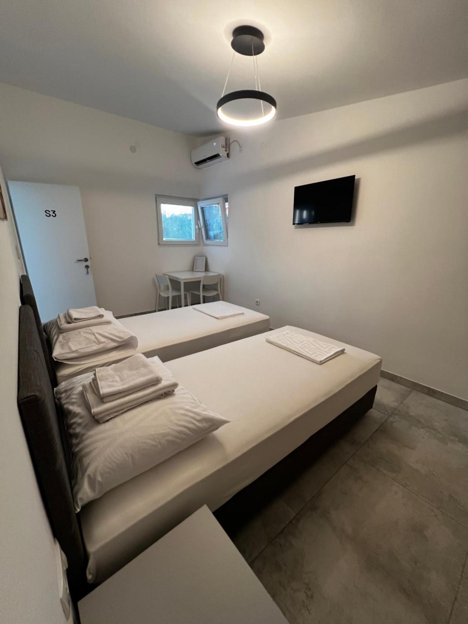 Apartmani Lovren Novalja Ngoại thất bức ảnh