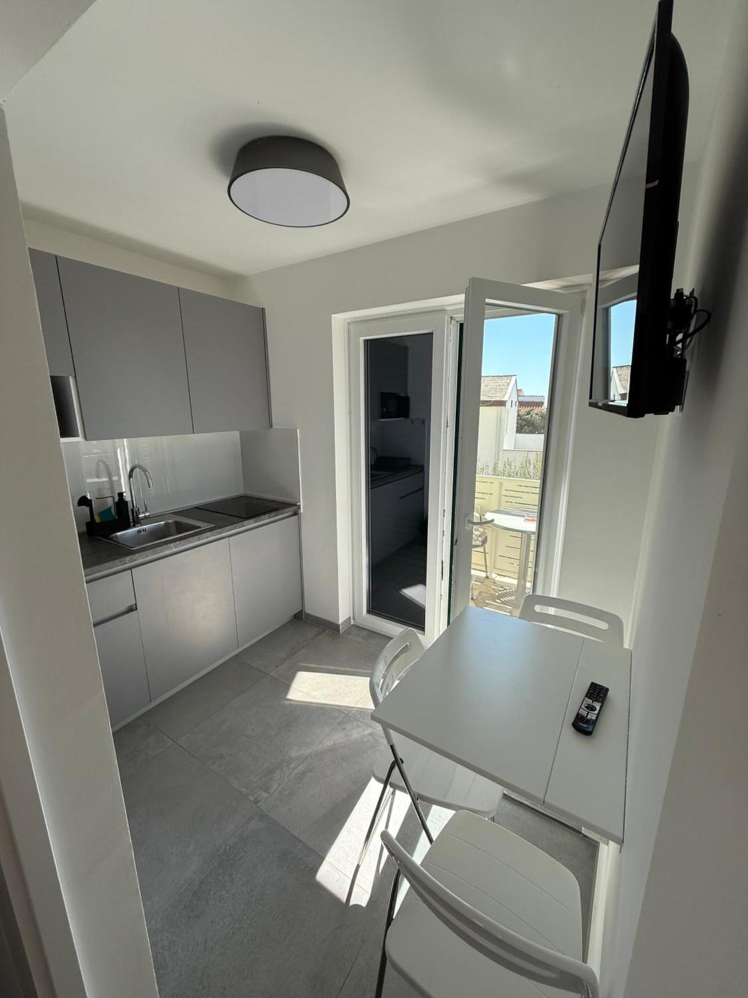 Apartmani Lovren Novalja Ngoại thất bức ảnh